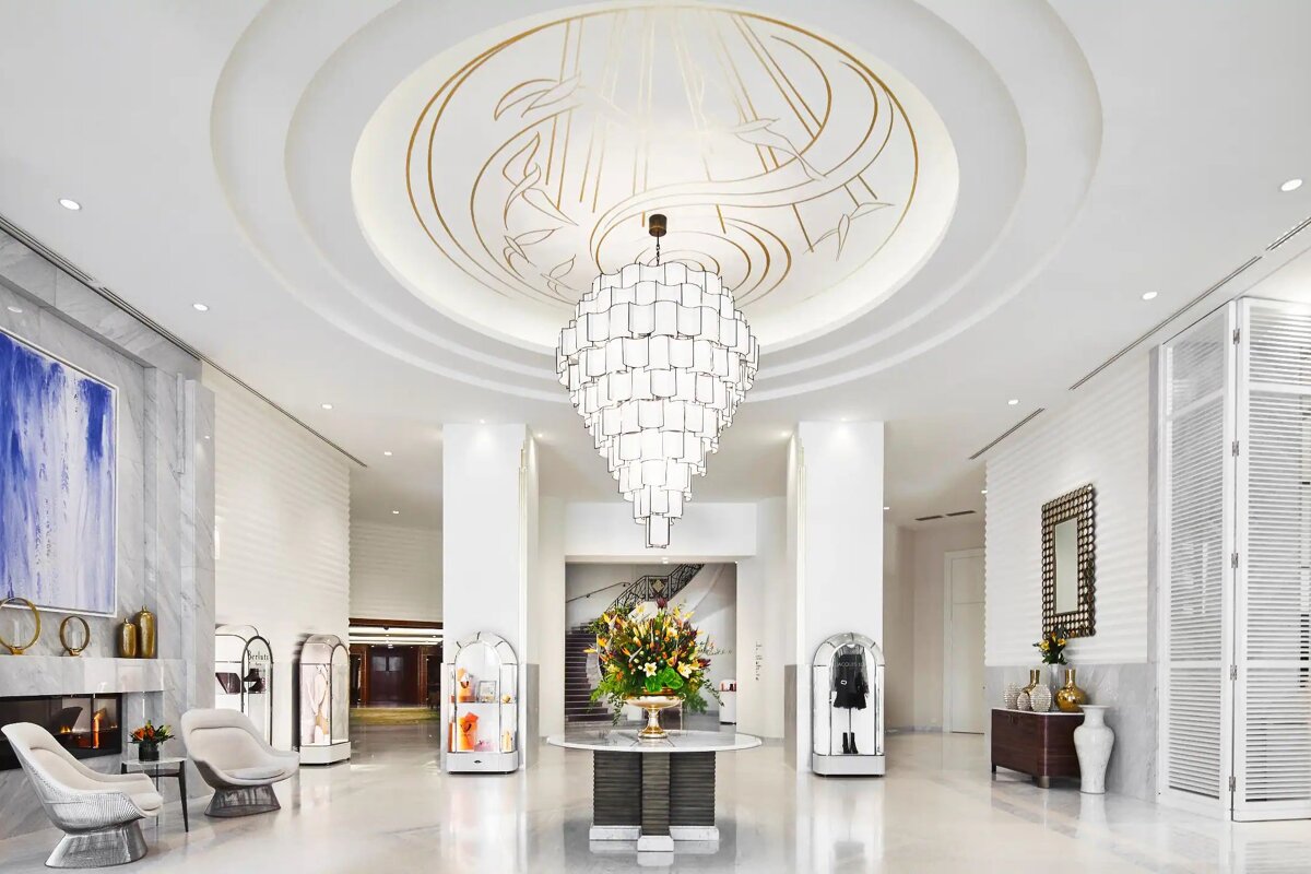 A lobby with a large chandelier hanging from the ceiling