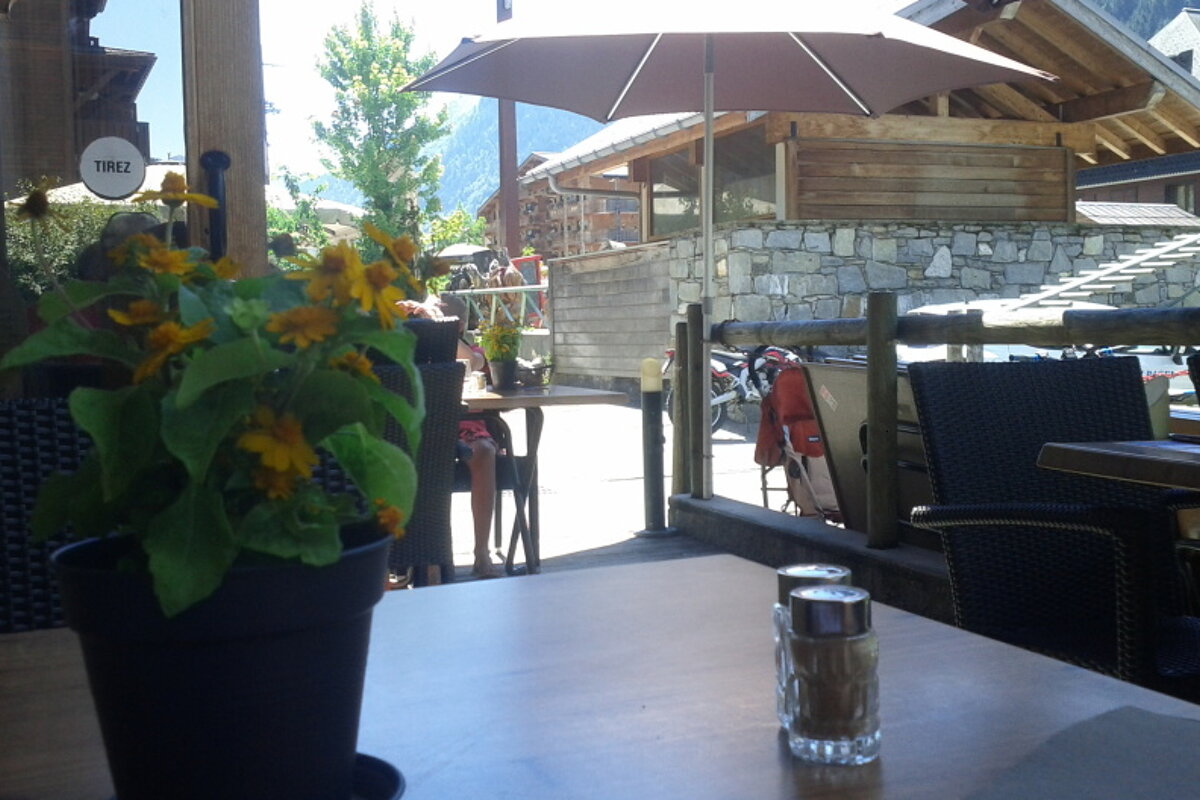 Le Grillon Restaurant Review restaurant terrasse