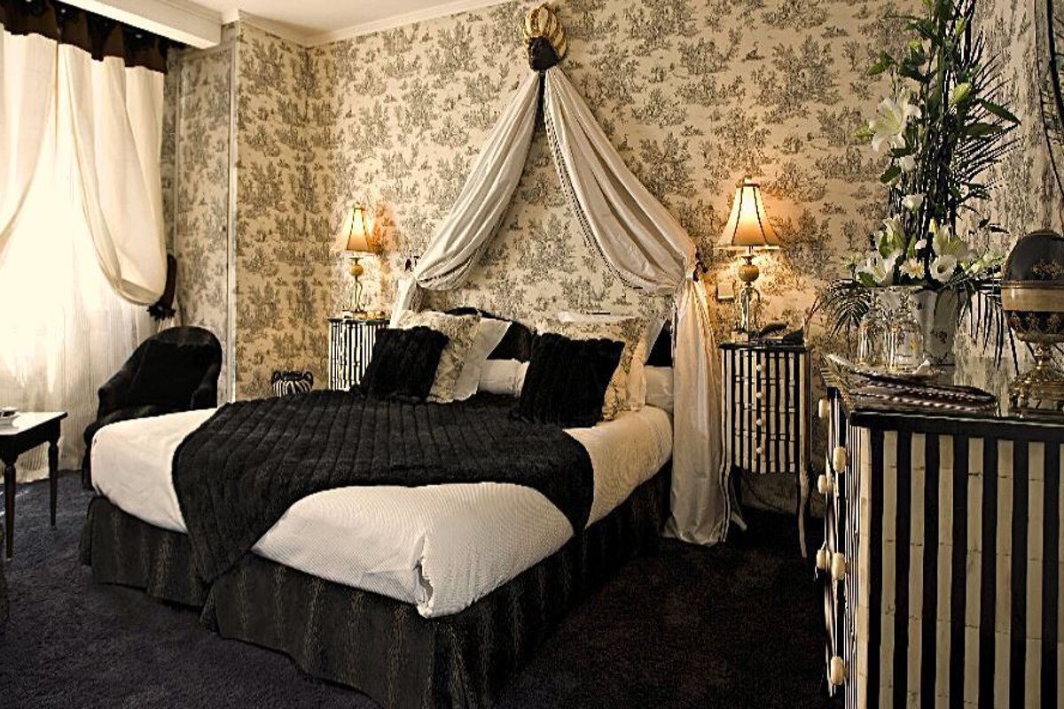 Le Saint Laurent Hotel, Saint Laurent des Arbres double bedroom