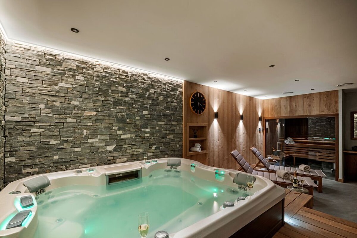 A jacuzzi in a room with a clock on the wall
