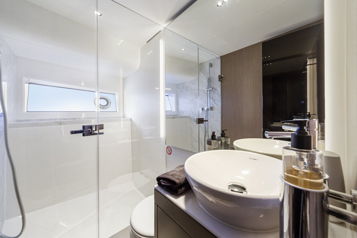 A bathroom with two sinks and a toilet