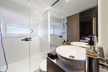 A bathroom with two sinks and a toilet