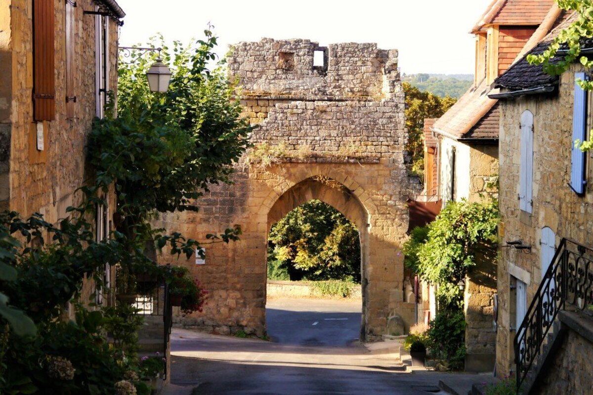 a gate to enter the town of domme