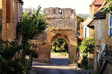a gate to enter the town of domme