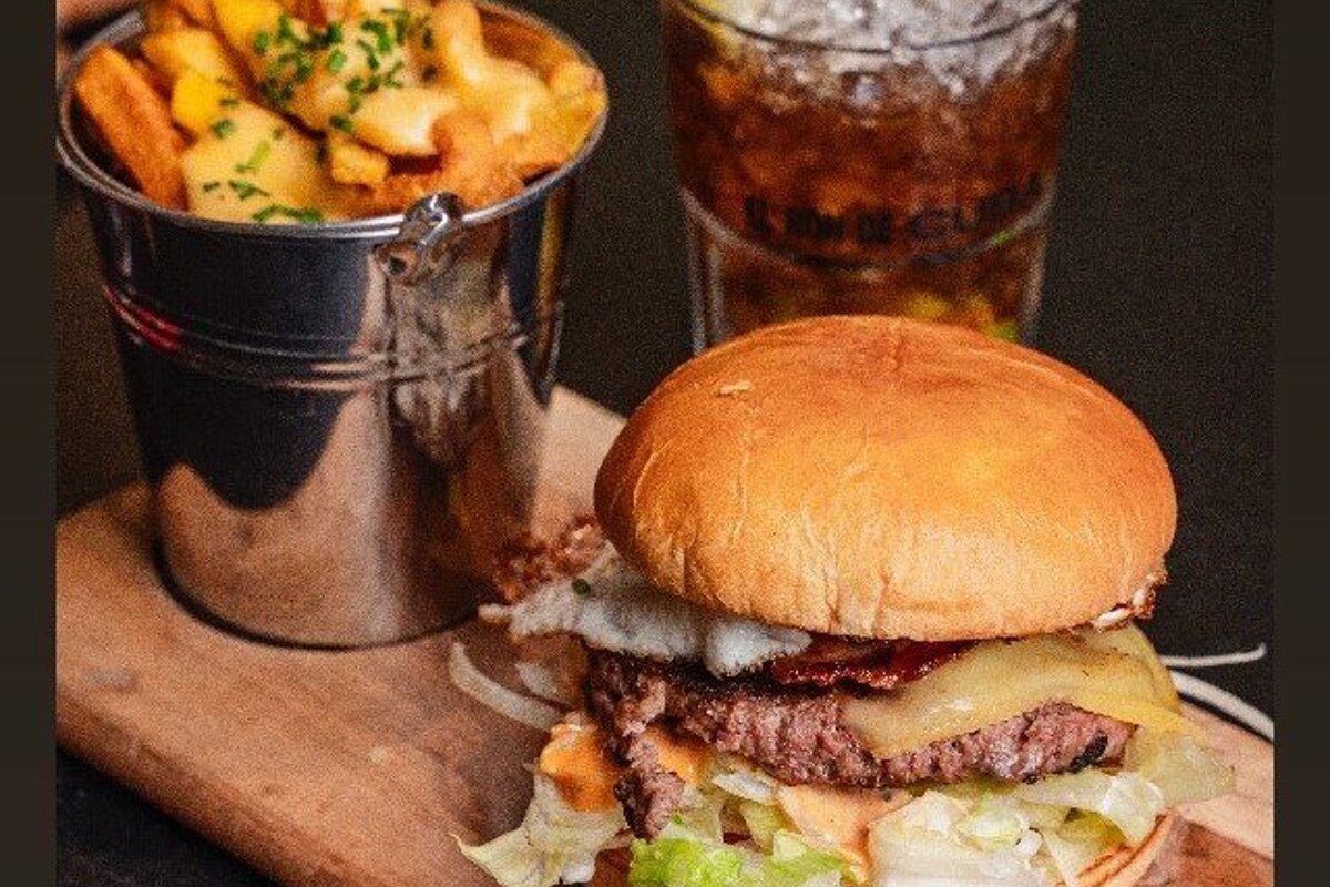 Burger at Happy Hours, Ardent