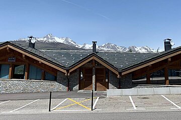 A building with a roof that says ' montagne ' on it