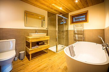 Mont Calm Chalet, Morzine bathroom