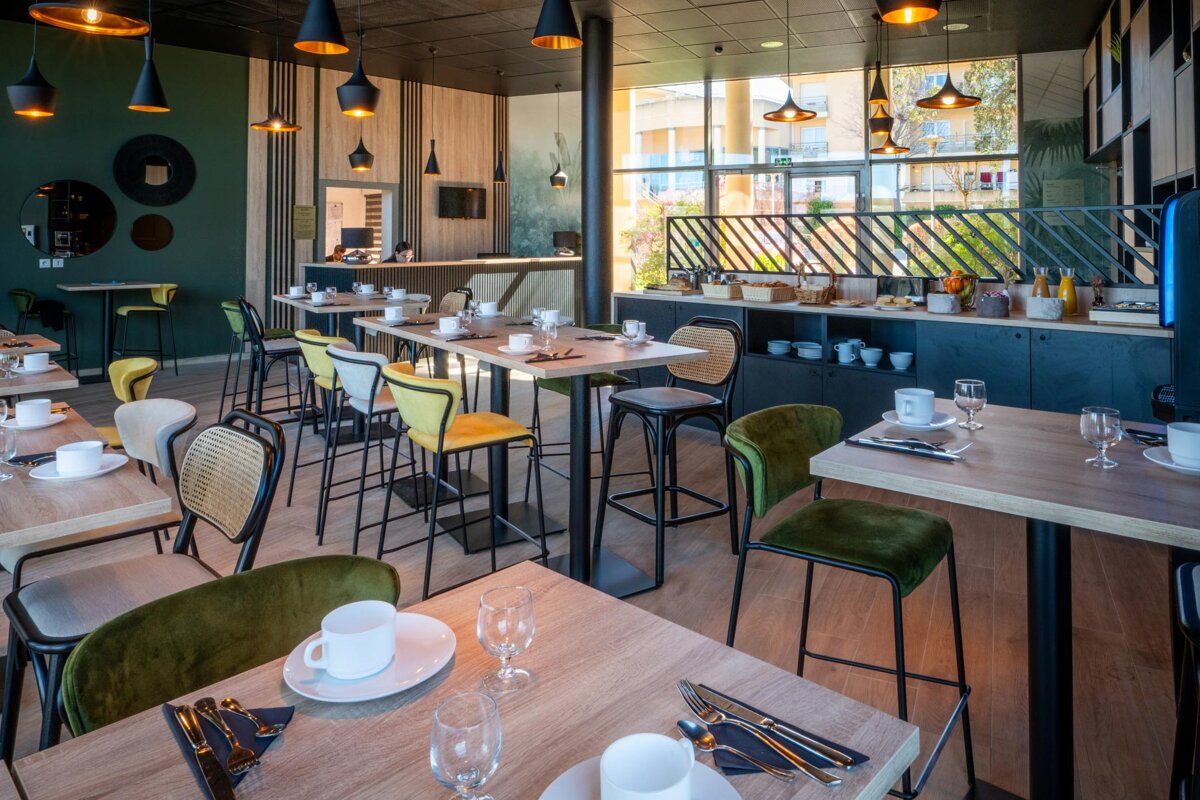 A restaurant with a lot of tables and chairs