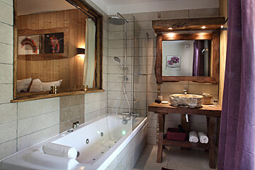 Purple Chalet, Les Menuires bathroom