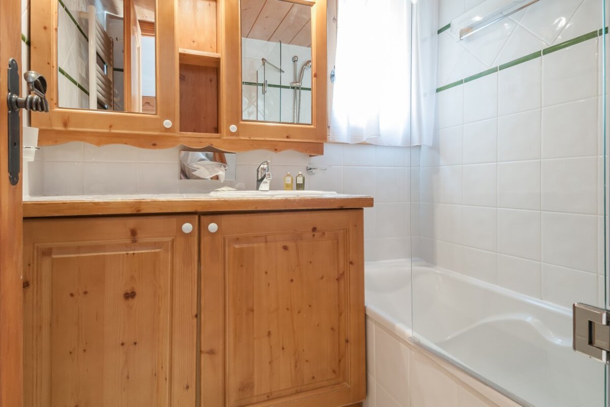 1 bed apartments - Les Fermes de Meribel Premium, Meribel Village bathroom