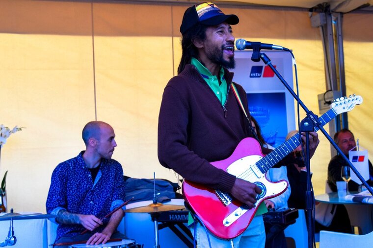 a band playing at the palma boat show 2017