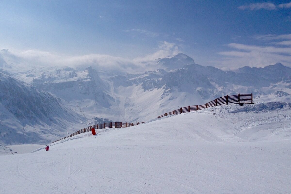 a snow barrier on the sides of the piste
