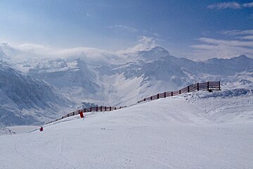 a snow barrier on the sides of the piste