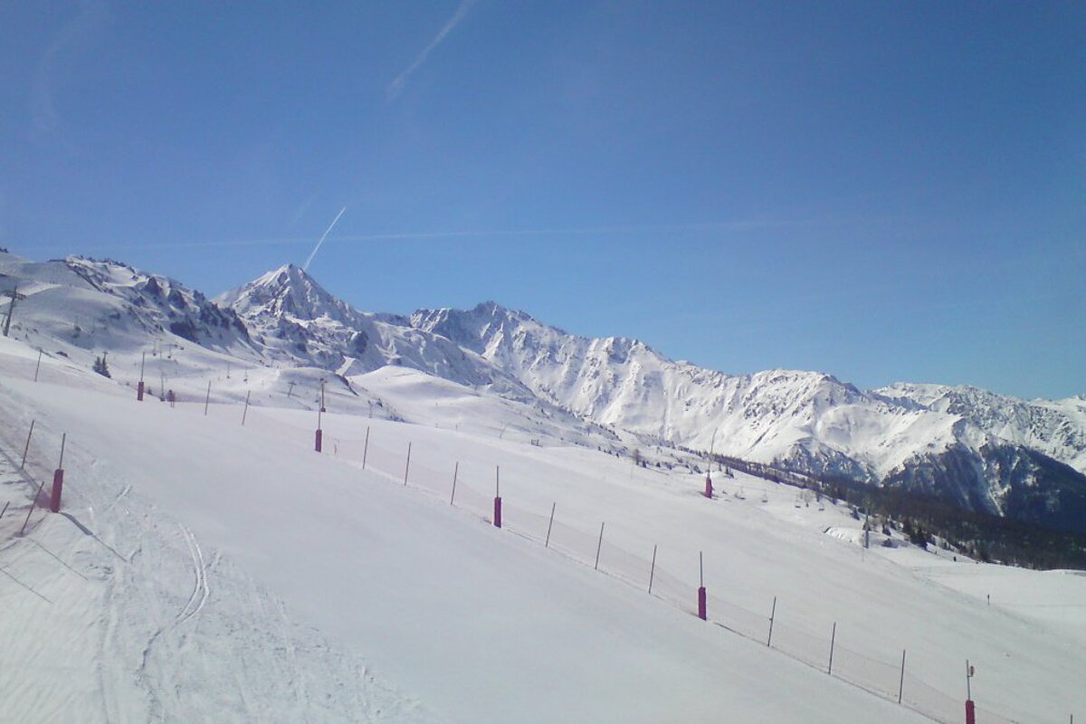 an empty piste in les arcs