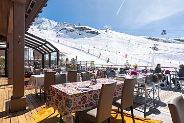 A restaurant with a view of a ski slope