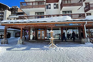 A building with a sign that says skimium on it