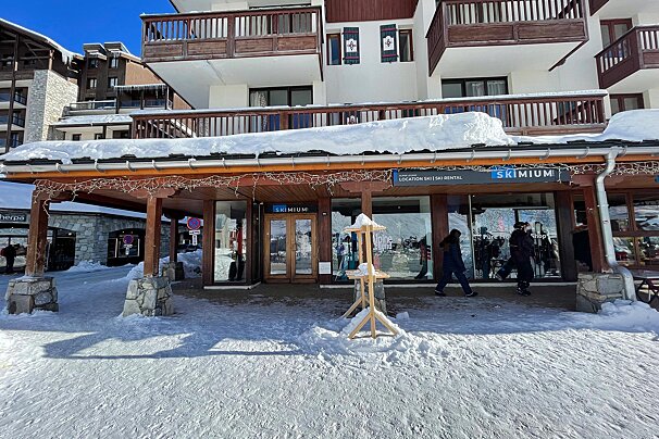 A building with a sign that says skimium on it