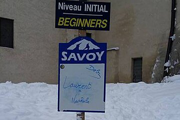 a sign for beginner skiers to meet up
