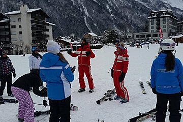 ski instructors talking to the group