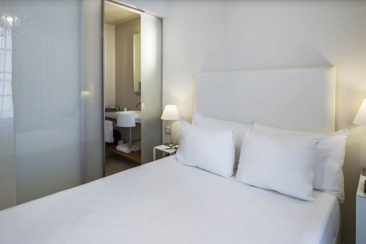 NH Milano Palazzo Moscova Hotel, Milan - Centre double bedroom