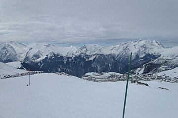 looking down the piste to alpe d'Huez