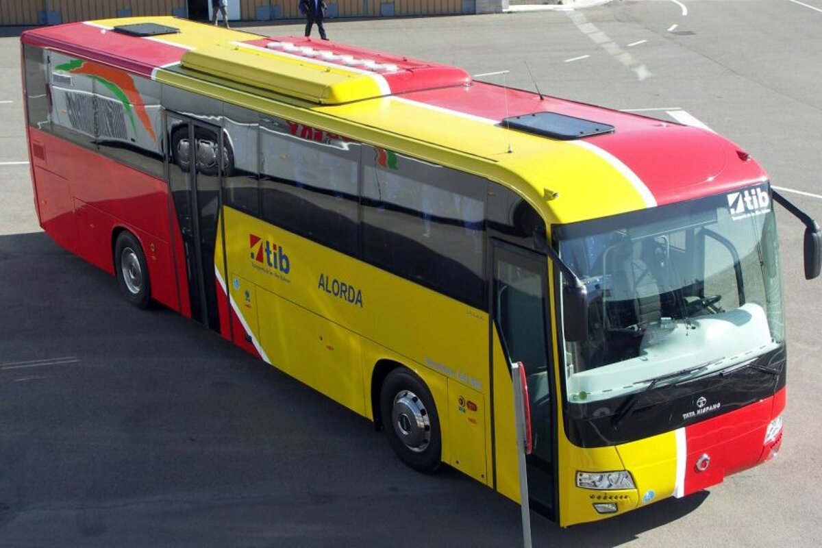 About how the local bus network runs in Mallorca