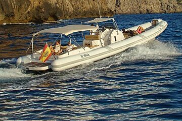 A boat with the letters ebr on the side