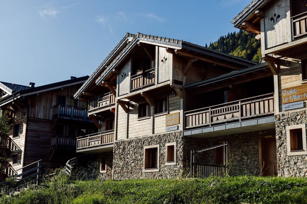 A building with a sign that says chalet le milan