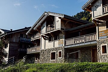 A building with a sign that says chalet le milan
