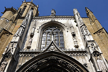 a front view of the cathedral in Aix en provence