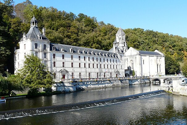 a building along the side of a river in brandtome