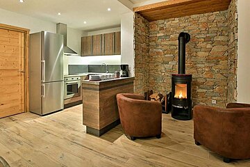 Hellebore Chalet, Plagne Soleil / Village kitchen