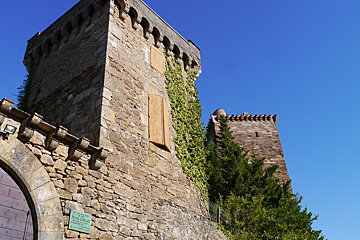 the entrance to the museum in saint cere