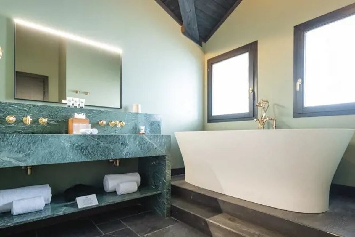 A bathroom with two sinks and a bathtub