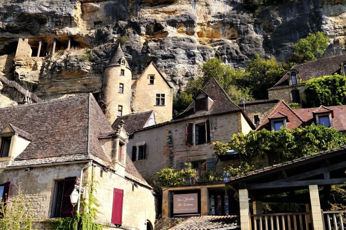 buildings in the trees in la roque gageac