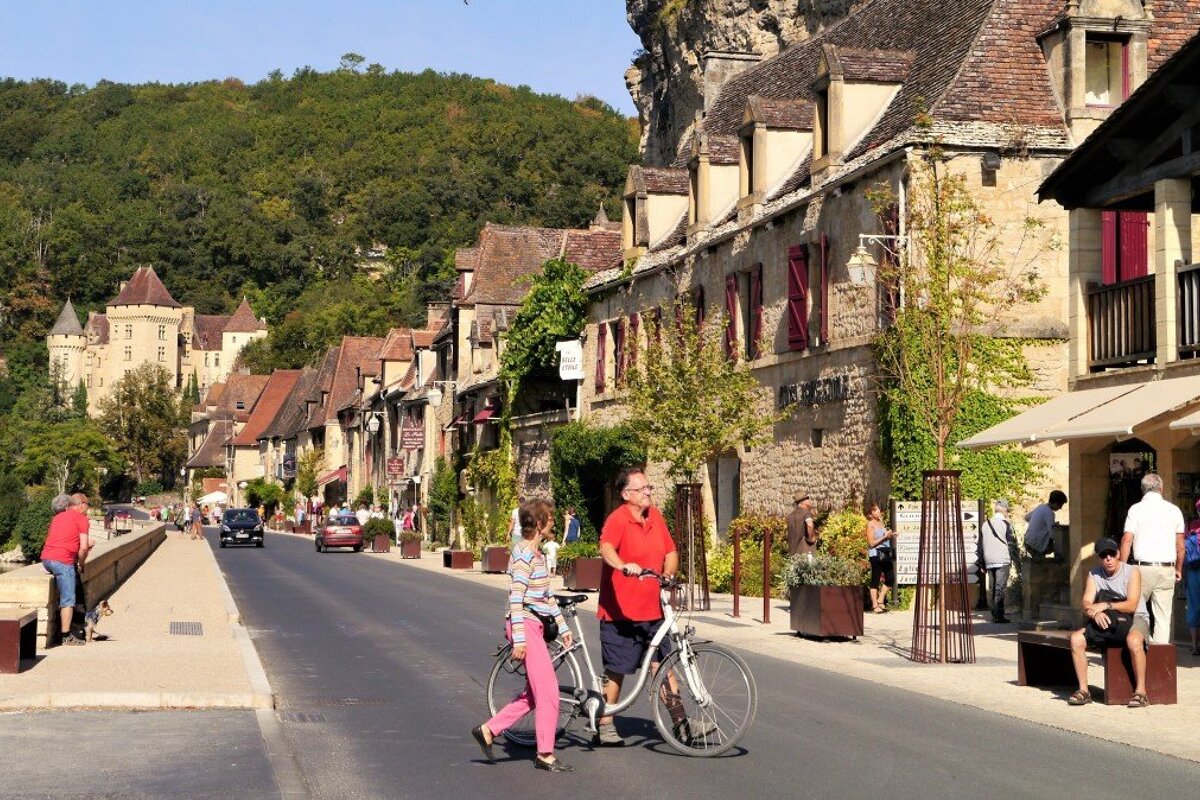 people crossing main street in le roque gageac