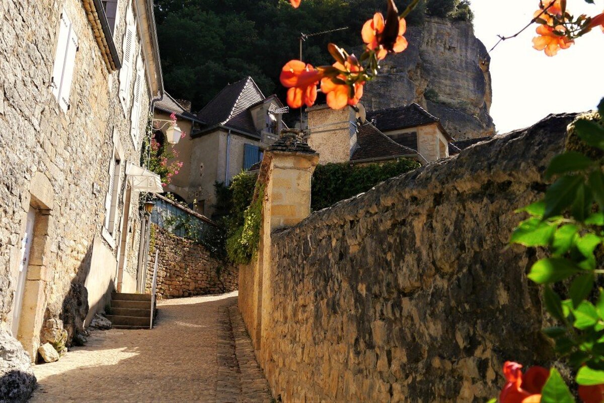 steep street in roque gageac