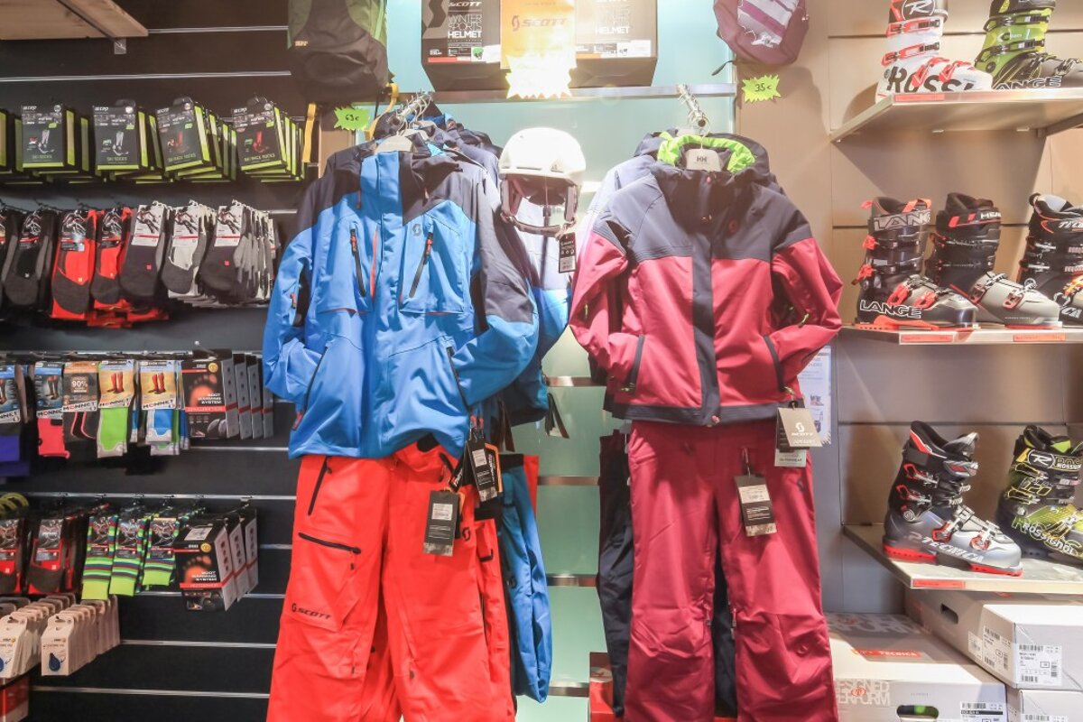 Skimium - Snow Pro Charvet 1800 Ski Hire, Les Arcs 1800 shop interior
