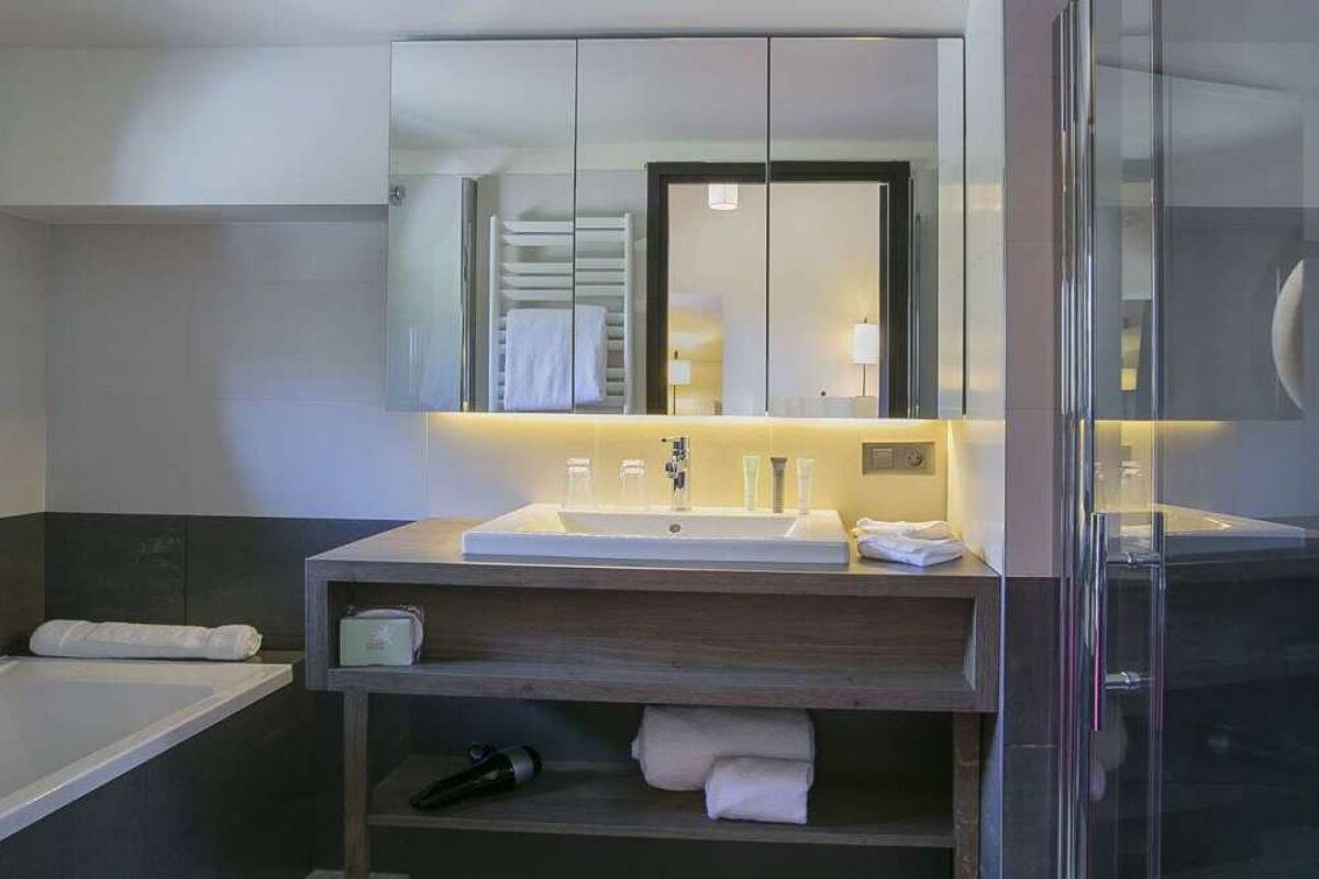 Excelsior Hotel, Les Praz bathroom