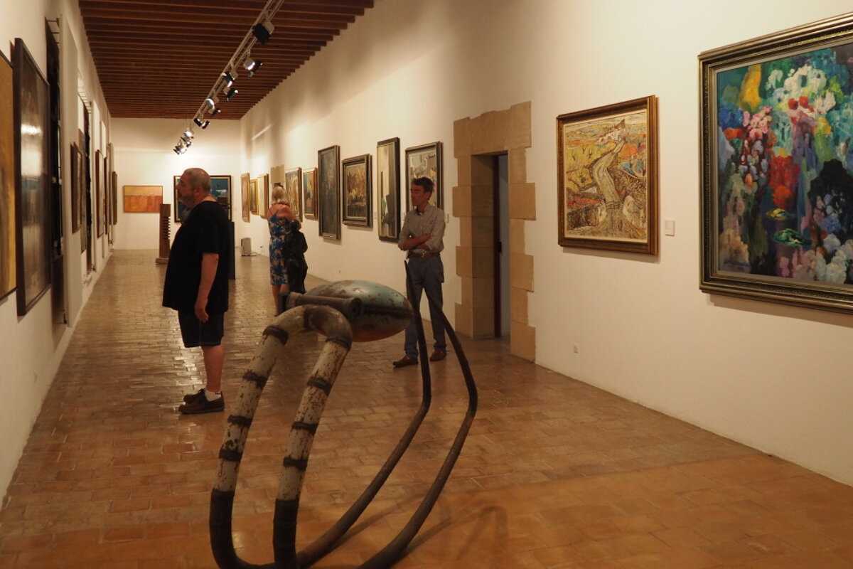 people looking at exhibits in mallorca