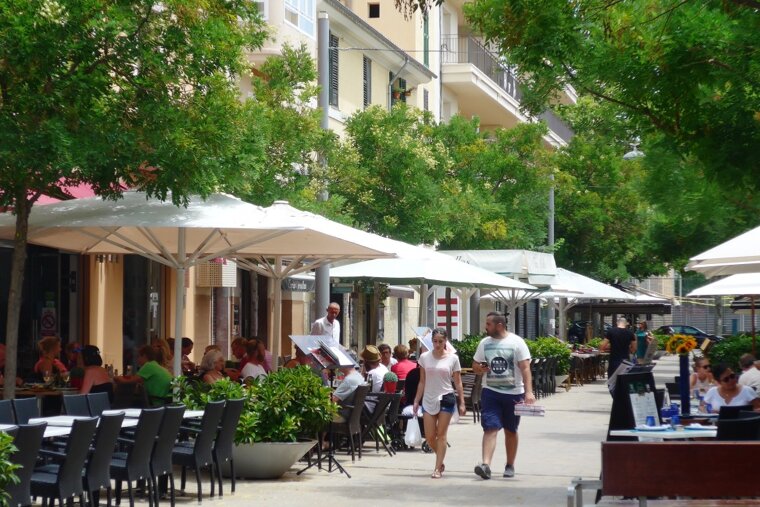 Santa Catalina - Carrer de la Fabrica pedestrianised avenue perfect for afternoon and evening people watching
