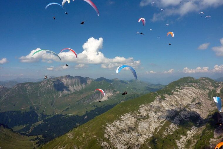 Parapenting over Morzine