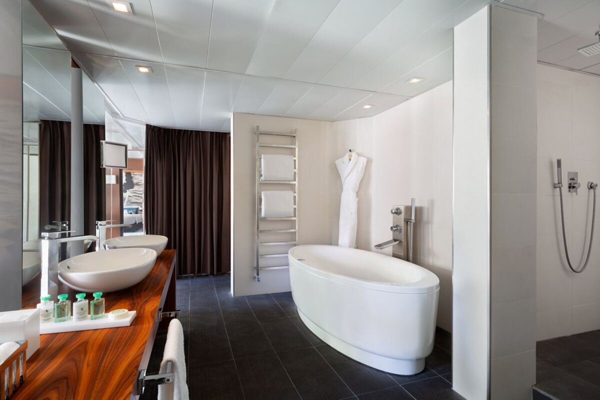 A bathroom with two sinks and a bathtub