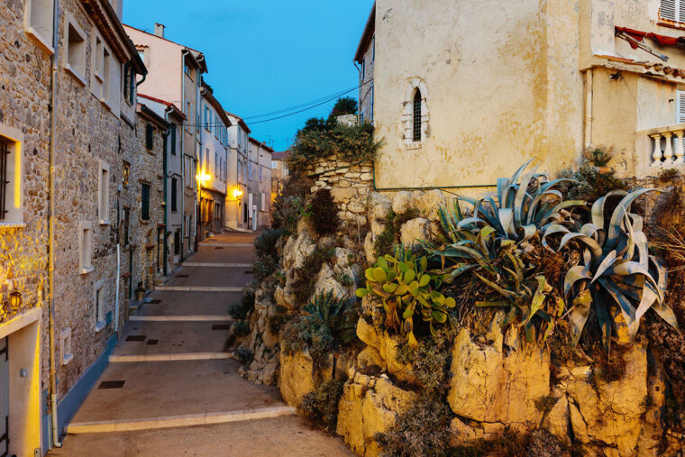 A quiet street in the Quartier du Safranier, Antibes