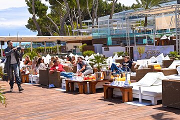 people sat in the sofas eating lunch