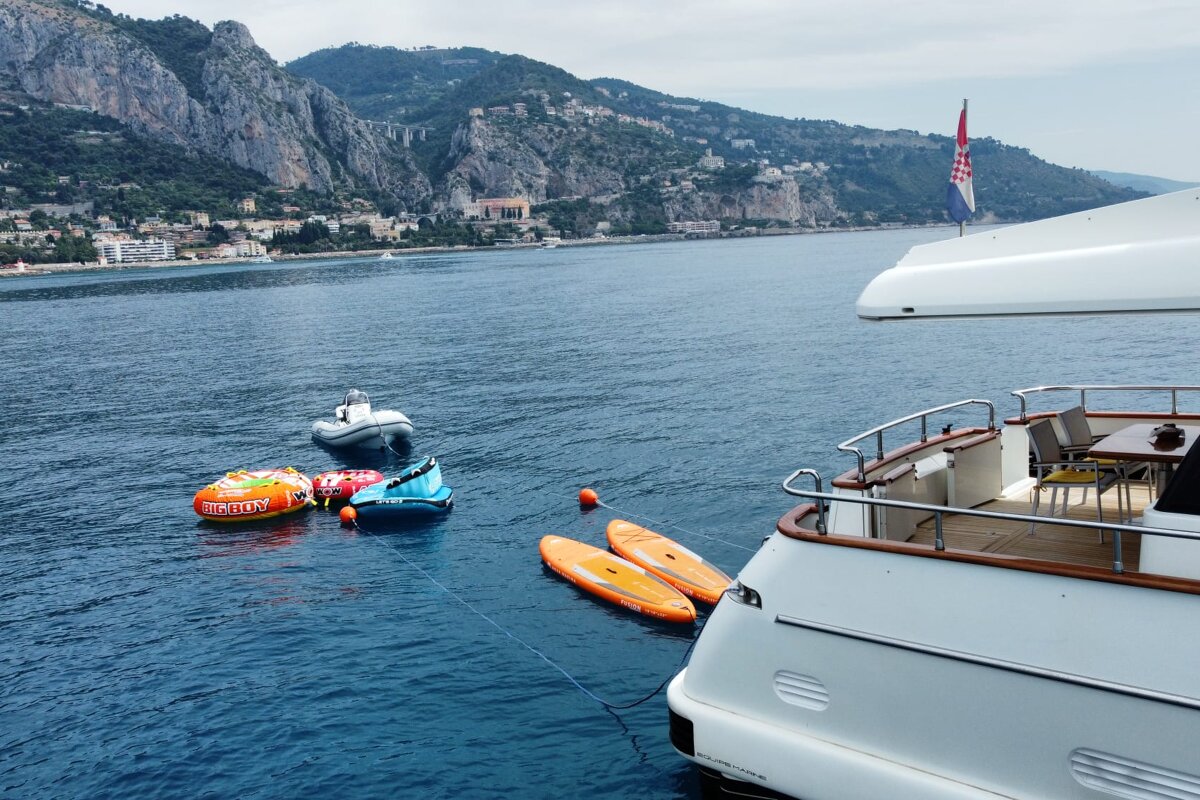 A boat with a tube that says jet ski on it
