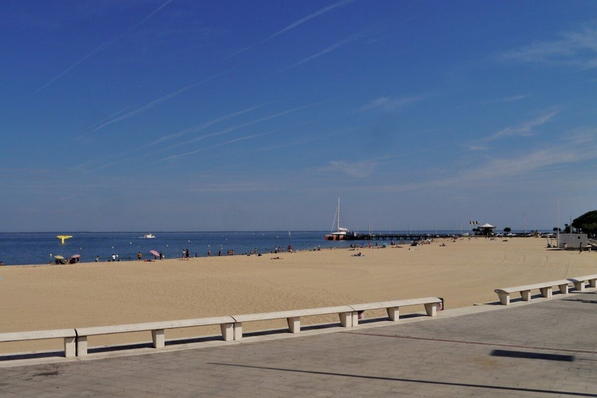 sandy beach & grey promenade, arcachon