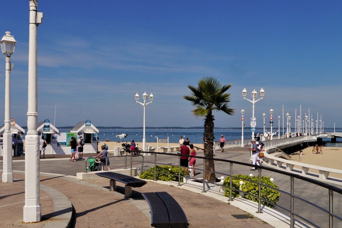 promenade in arcachon, boat hire huts