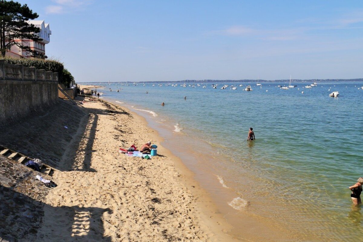narrow beach in arcachon