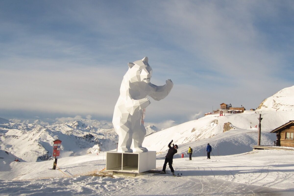 a sculpture of a polar bear on the pistes